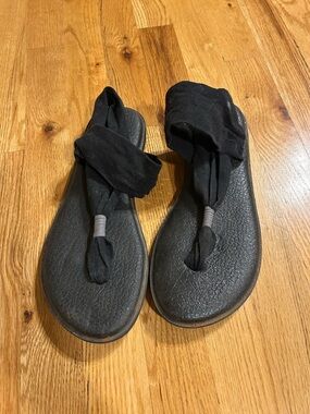 Sanuk Black Wrap Toe-Loop Sandals
